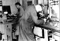 Produktion in einer Blechspielwarenfabrik 30er Jahre des 20. Jahrhunderts